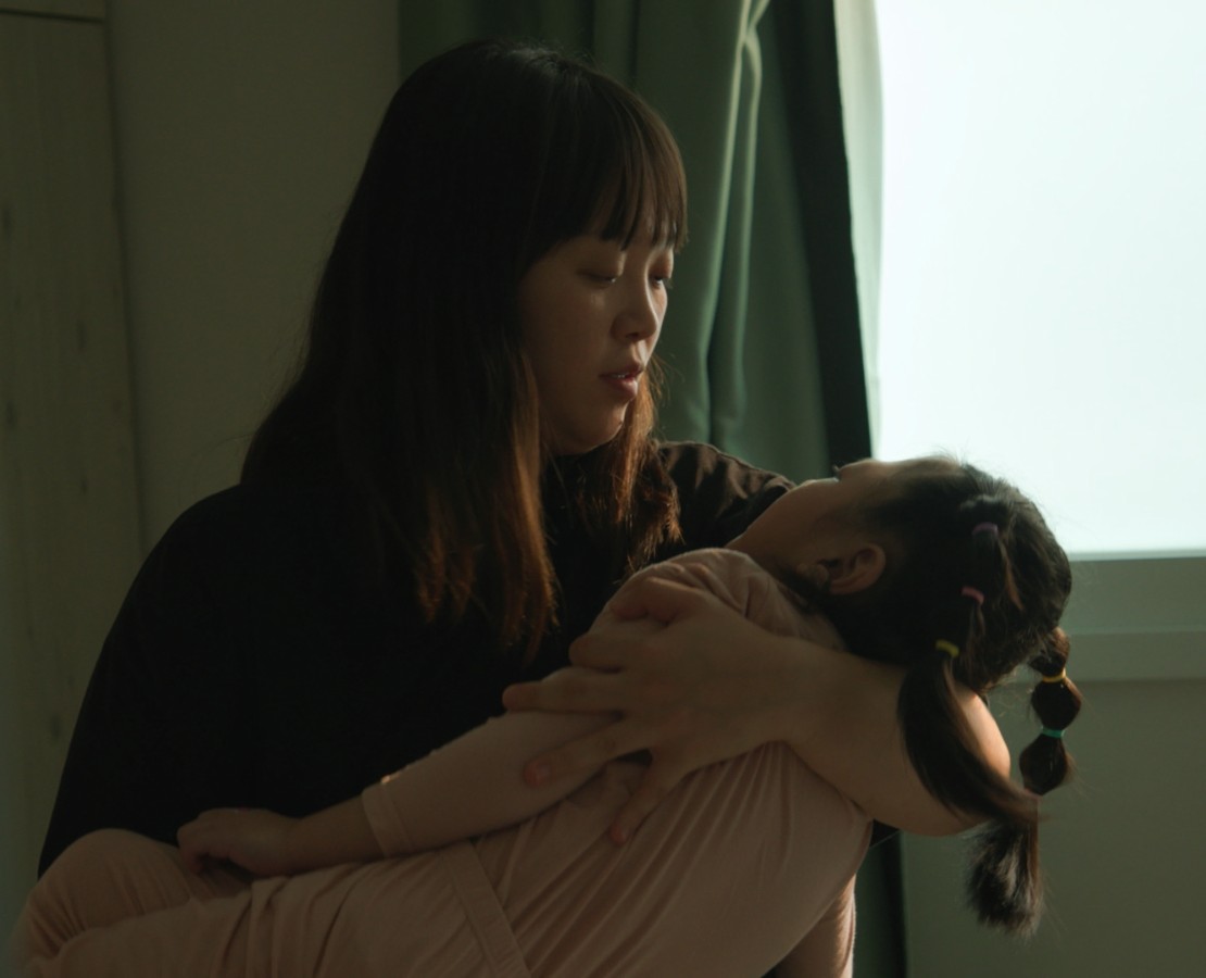 엄마에게 안겨있는 해나